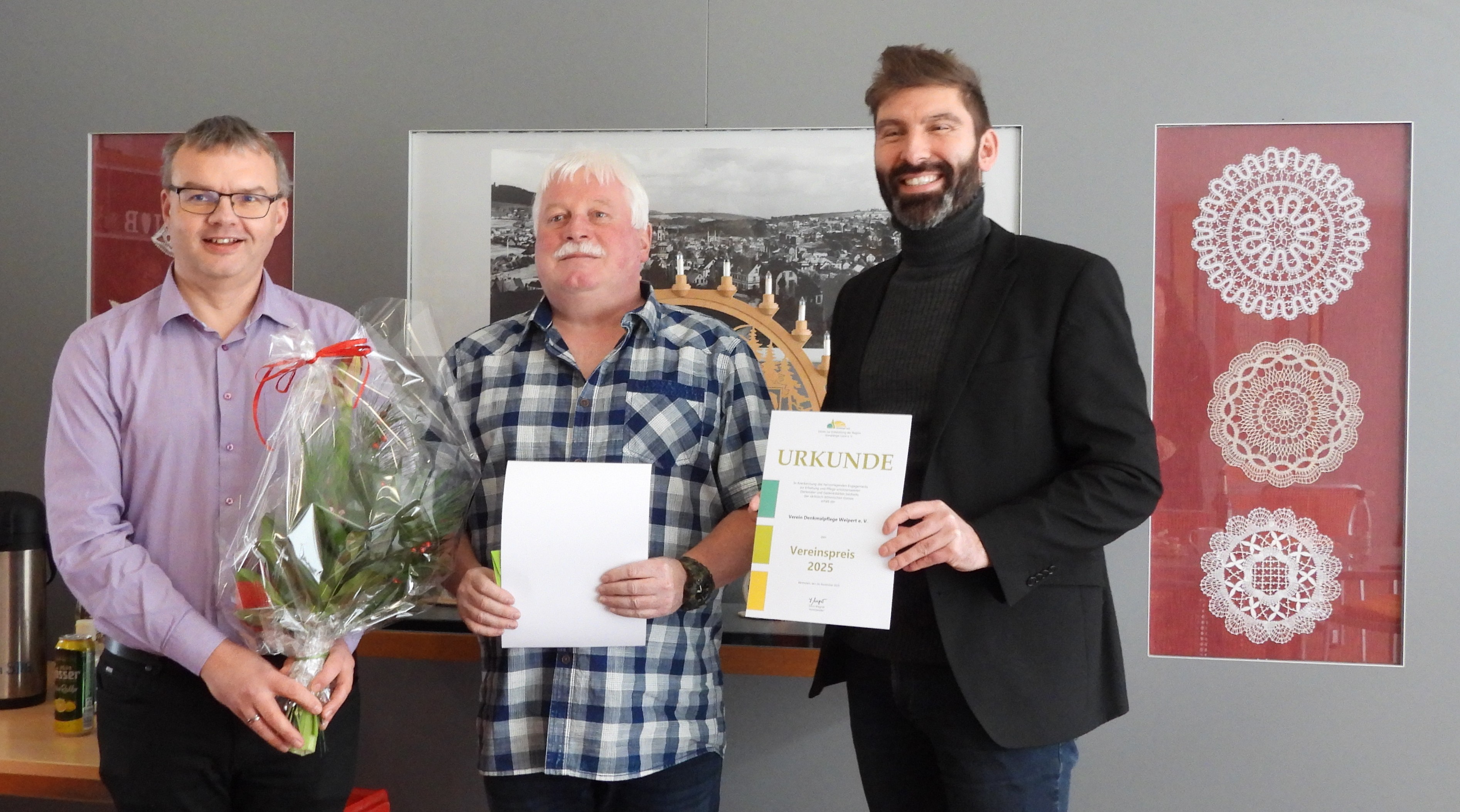 v.l.n.r. Silvio Wagner (Bürgermeister Bärenstein), Uwe Schulze (Vereinsvorsitzender Preisträger), Andi Weinhold (Geschäftsführer Verein Annaberger Land))