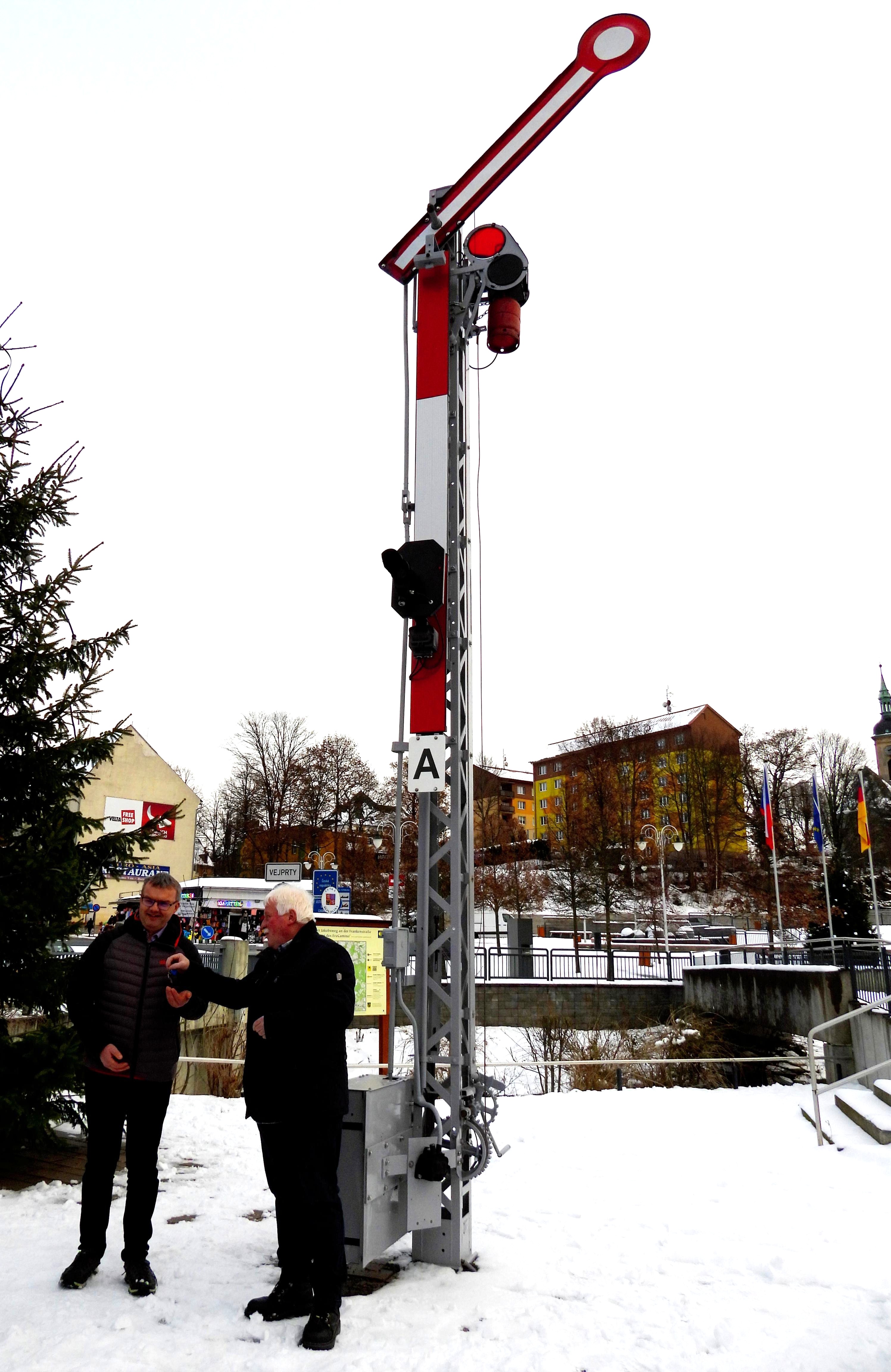 Schlüsselübergabe zur Einweihung des Signals an neuem Standort